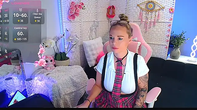 Snapshot of EllieKarrX chatting on 11/12/25, 09:25 EllieKarrX online show from 11/12/25, 09:25