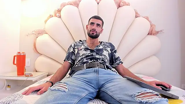 Snapshot of Ethan__Walker chatting on 12/20/25, 07:43 Ethan Walker online show from 12/20/25, 07:43