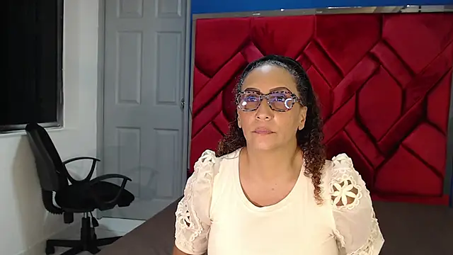 EvaMills1 online show from 02/18/25, 07:41