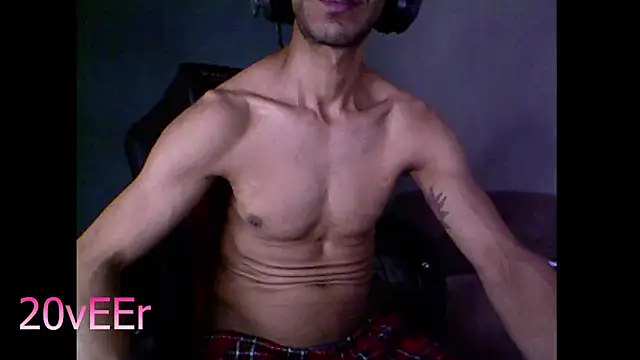 Snapshot of 20vEEr chatting on 10/13/25, 08:31 20vEEr online show from 10/13/25, 08:31