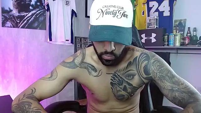 Snapshot of Hendry_ chatting on 12/22/25, 01:13 Hendry online show from 12/22/25, 01:13