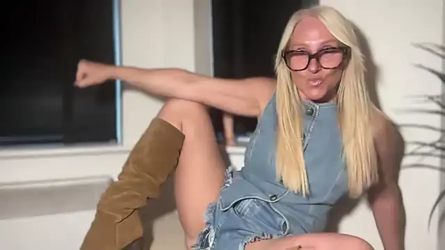 Snapshot of MelodyCollinsUk chatting on 09/11/25, 06:08 MelodyCollinsUk online show from 09/11/25, 06:08