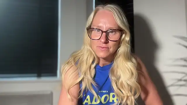 Snapshot of MelodyCollinsUk chatting on 09/20/25, 08:15 MelodyCollinsUk online show from 09/20/25, 08:15