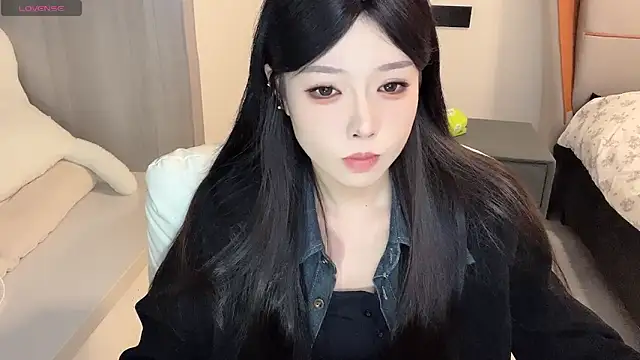 Snapshot of Q-ing chatting on 12/13/24, 05:10 Q-ing online show from 12/13/24, 05:10