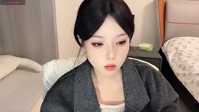 Snapshot of Q-ing chatting on 12/27/24, 07:14 Q-ing online show from 12/27/24, 07:14