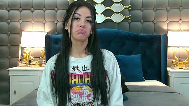 Snapshot of LeyaCass chatting on 01/25/25, 04:34 LeyaCass online show from 01/25/25, 04:34