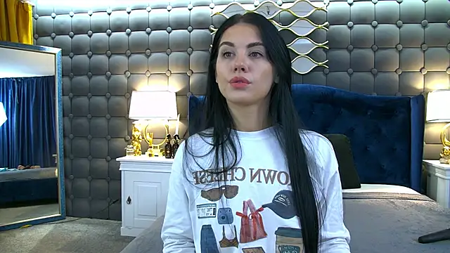 Snapshot of LeyaCass chatting on 10/22/25, 04:24 LeyaCass online show from 10/22/25, 04:24