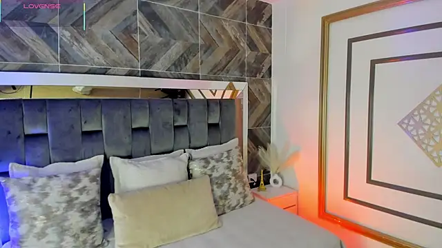 TaniaSmith1 online show from 11/18/25, 11:15