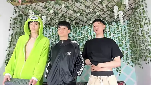 Snapshot of Fresahot2005 chatting on 02/21/25, 01:22 Fresahot2005 online show from 02/21/25, 01:22