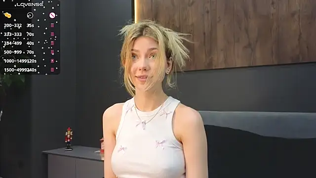 Snapshot of Rainaslater chatting on 12/15/24, 07:53 Rainaslater online show from 12/15/24, 07:53