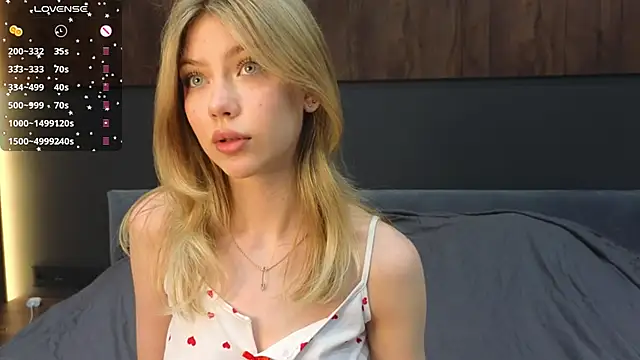 Snapshot of Rainaslater chatting on 02/15/25, 08:33 Rainaslater online show from 02/15/25, 08:33