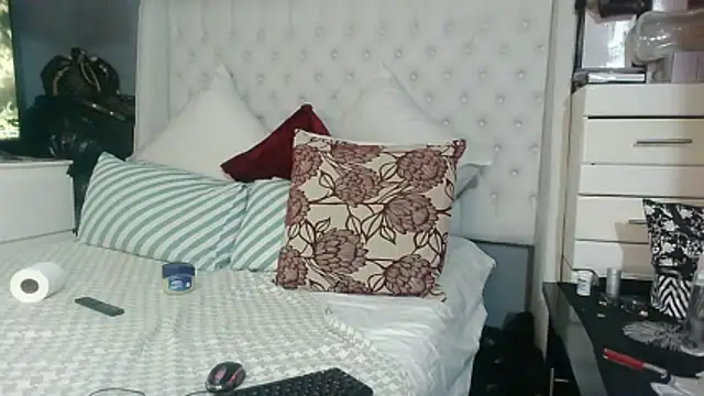 Snapshot of Carocurvy chatting on 11/22/25, 12:09 Carocurvy online show from 11/22/25, 12:09