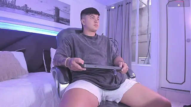 Snapshot of Cristopher_strong chatting on 12/20/25, 03:08 Cristopher strong online show from 12/20/25, 03:08