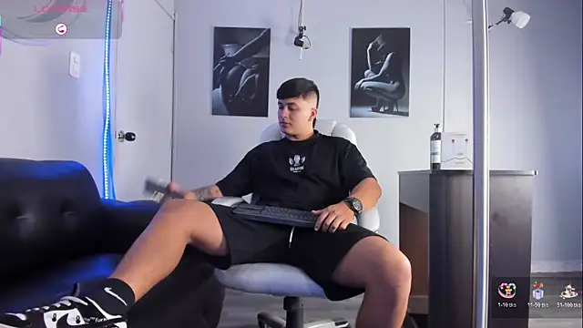 Snapshot of Cristopher_strong chatting on 02/18/26, 01:29 Cristopher strong online show from 02/18/26, 01:29