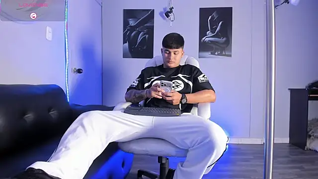 Snapshot of Cristopher_strong chatting on 02/25/26, 02:05 Cristopher strong online show from 02/25/26, 02:05