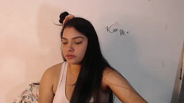 lolaa staars online show from 03/15/25, 09:41