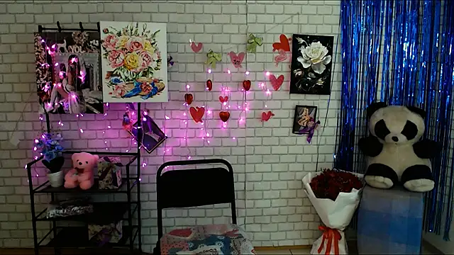 Snapshot of Darina_M_ chatting on 02/19/25, 12:00 Darina M online show from 02/19/25, 12:00