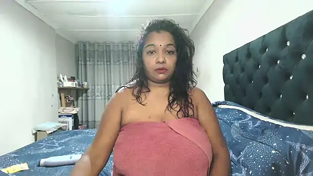 Snapshot of Indianmayaxoxo chatting on 10/11/25, 04:05 Indianmayaxoxo online show from 10/11/25, 04:05