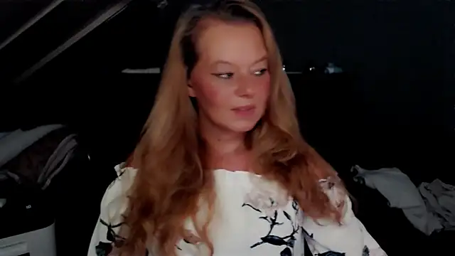 Snapshot of roxanna24 chatting on 07/08/26, 08:02 roxanna24 online show from 07/08/26, 08:02