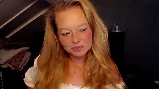 Snapshot of roxanna24 chatting on 07/21/26, 06:54 roxanna24 online show from 07/21/26, 06:54