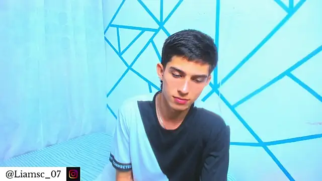 Snapshot of liam_scott77 chatting on 11/14/25, 01:37 liam scott77 online show from 11/14/25, 01:37