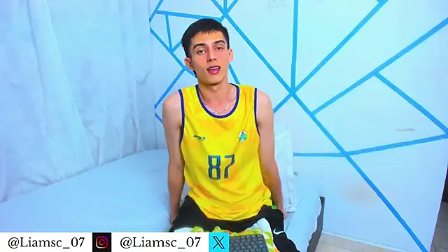 Snapshot of liam_scott77 chatting on 11/30/25, 11:31 liam scott77 online show from 11/30/25, 11:31