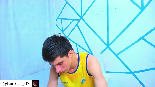 Snapshot of liam_scott77 chatting on 12/17/25, 01:22 liam scott77 online show from 12/17/25, 01:22