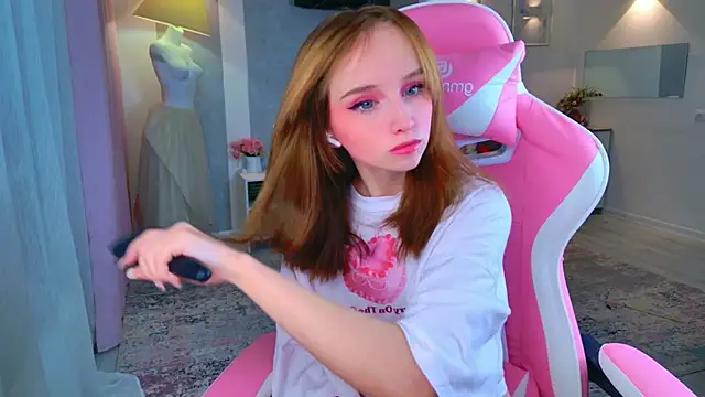 b4by LoL1 online show from 12/03/25, 11:30