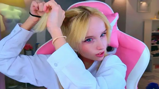 b4by LoL1 online show from 02/13/26, 12:23