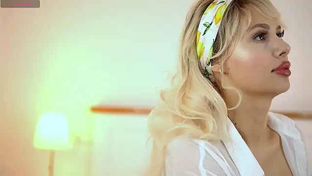 Snapshot of AdelineKing chatting on 10/12/25, 02:10 AdelineKing online show from 10/12/25, 02:10