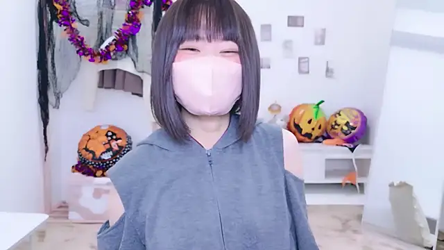 Im Yu-na online show from 10/31/25, 11:11