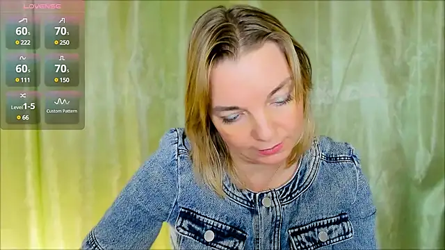 Snapshot of Regina__blue chatting on 12/13/24, 01:55 Regina  blue online show from 12/13/24, 01:55