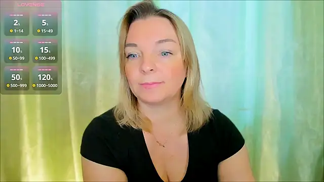 Snapshot of Regina__blue chatting on 12/17/24, 12:11 Regina  blue online show from 12/17/24, 12:11