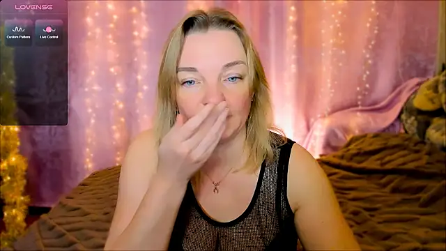 Snapshot of Regina__blue chatting on 01/24/25, 06:56 Regina  blue online show from 01/24/25, 06:56