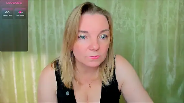 Snapshot of Regina__blue chatting on 02/11/25, 06:22 Regina  blue online show from 02/11/25, 06:22