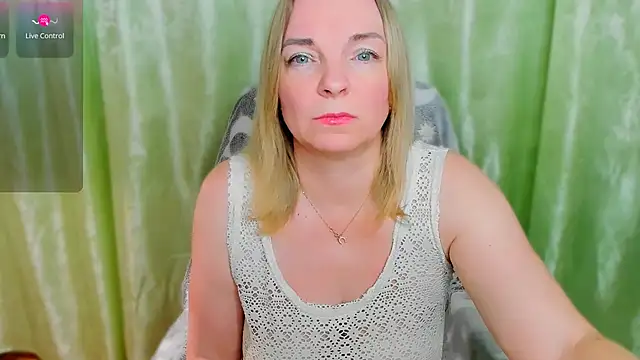Snapshot of Regina__blue chatting on 03/07/25, 08:55 Regina  blue online show from 03/07/25, 08:55
