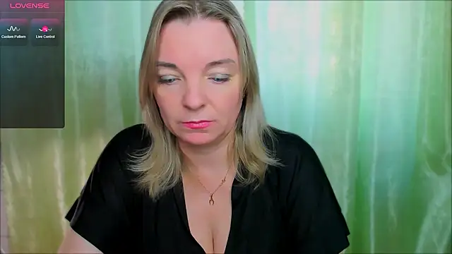 Snapshot of Regina__blue chatting on 03/22/25, 02:47 Regina  blue online show from 03/22/25, 02:47