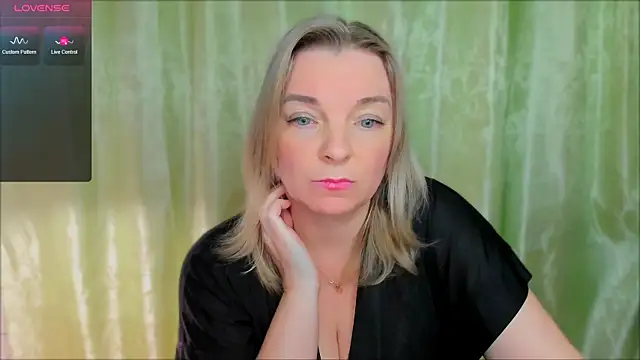 Snapshot of Regina__blue chatting on 03/22/25, 05:52 Regina  blue online show from 03/22/25, 05:52