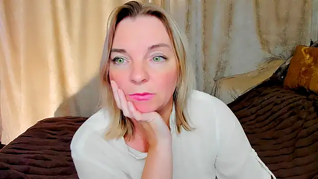 Snapshot of Regina__blue chatting on 09/14/25, 08:19 Regina  blue online show from 09/14/25, 08:19