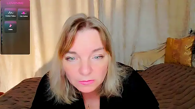 Snapshot of Regina__blue chatting on 09/21/25, 03:57 Regina  blue online show from 09/21/25, 03:57