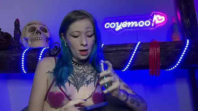 Snapshot of coyemoo chatting on 01/18/25, 06:56 coyemoo online show from 01/18/25, 06:56