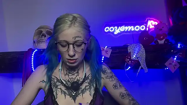 Snapshot of coyemoo chatting on 02/14/25, 05:57 coyemoo online show from 02/14/25, 05:57