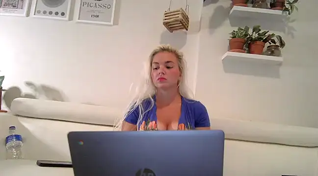 Snapshot of badblondebunny chatting on 03/08/25, 12:55 badblondebunny online show from 03/08/25, 12:55