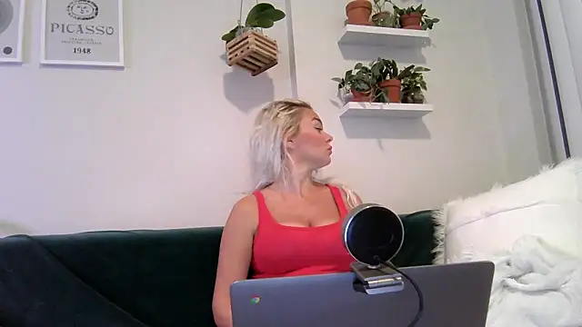 Snapshot of badblondebunny chatting on 12/16/25, 01:21 badblondebunny online show from 12/16/25, 01:21