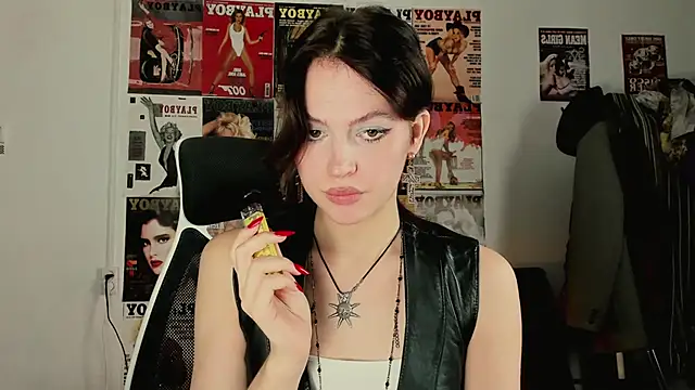 Niky  Jess online show from 12/17/25, 11:05