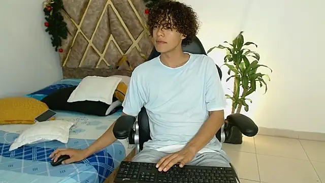 Snapshot of nickolas_moon chatting on 12/25/24, 06:41 nickolas moon online show from 12/25/24, 06:41