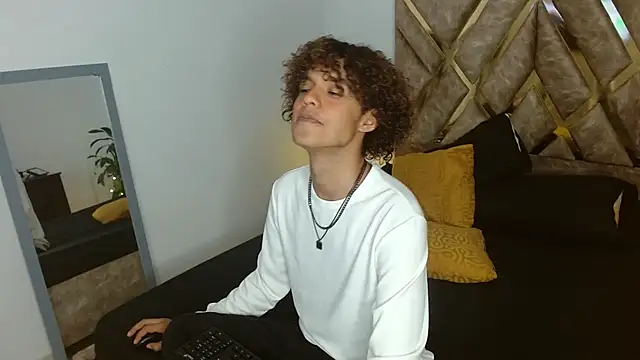 Snapshot of nickolas_moon chatting on 01/29/25, 09:17 nickolas moon online show from 01/29/25, 09:17