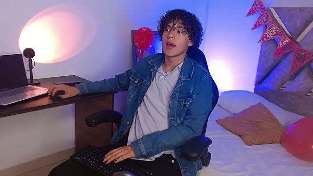 Snapshot of nickolas_moon chatting on 02/16/25, 07:16 nickolas moon online show from 02/16/25, 07:16