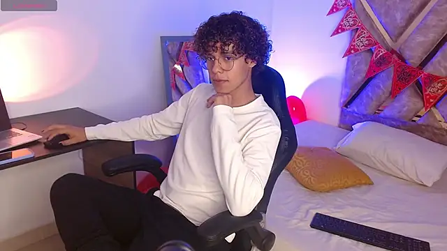 Snapshot of nickolas_moon chatting on 02/17/25, 02:48 nickolas moon online show from 02/17/25, 02:48