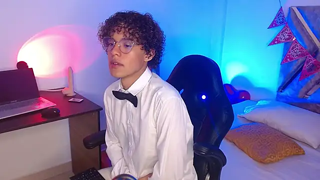 Snapshot of nickolas_moon chatting on 02/18/25, 02:49 nickolas moon online show from 02/18/25, 02:49